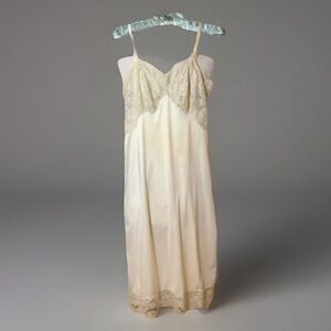 VINTAGE VANITY FAIR CREAM LACE-LACE BODICE & TRIMMED Hem NYLON SLIP DRESS